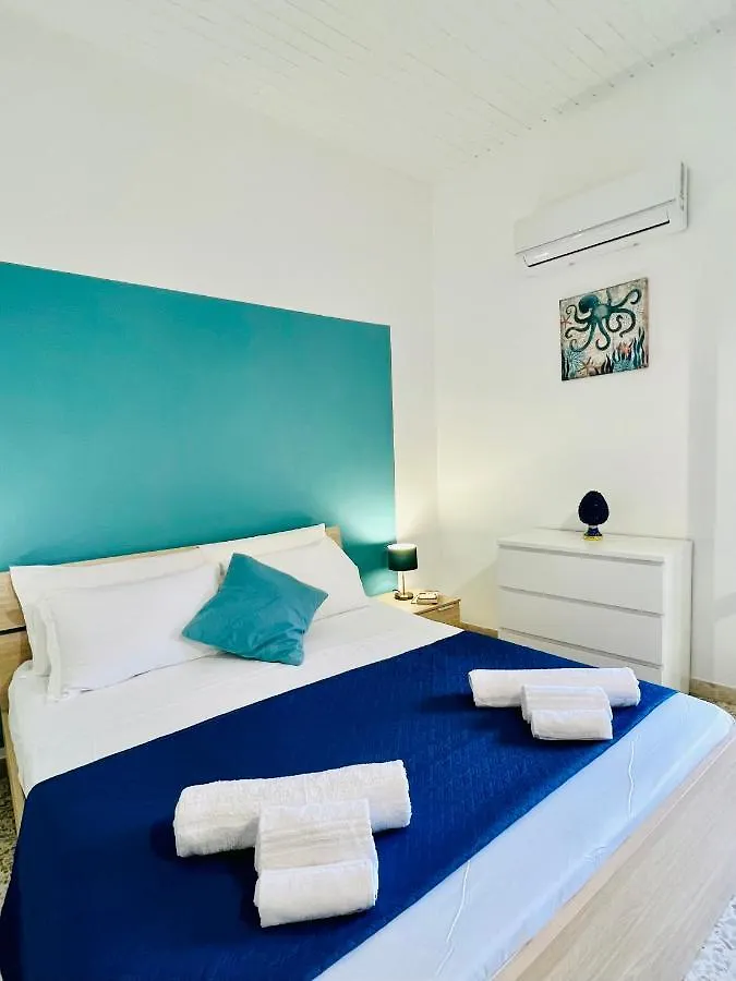Frontemare House & Rooms 카스텔라마레델골포 0*,  이탈리아
