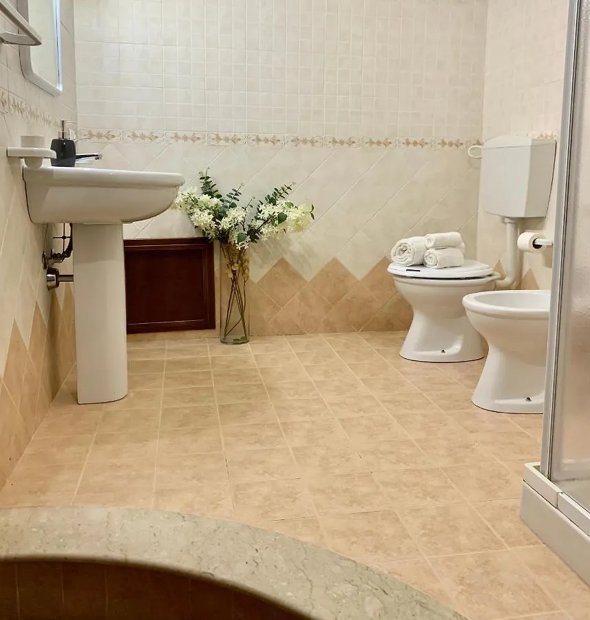 Frontemare House & Rooms 카스텔라마레델골포